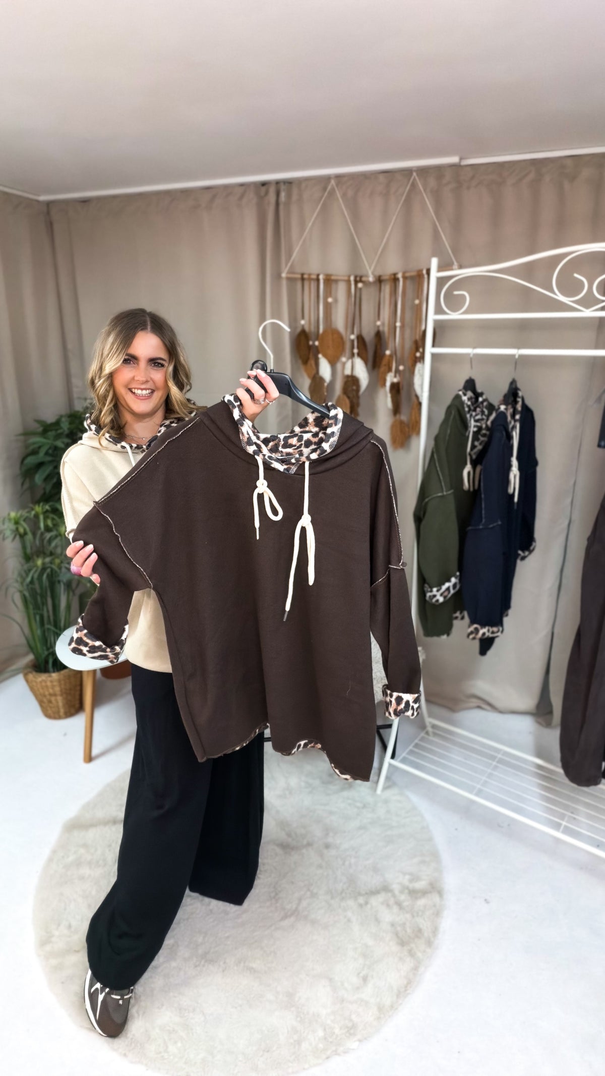 Kapuzenpulli mit Leoprint Details von innen 70414