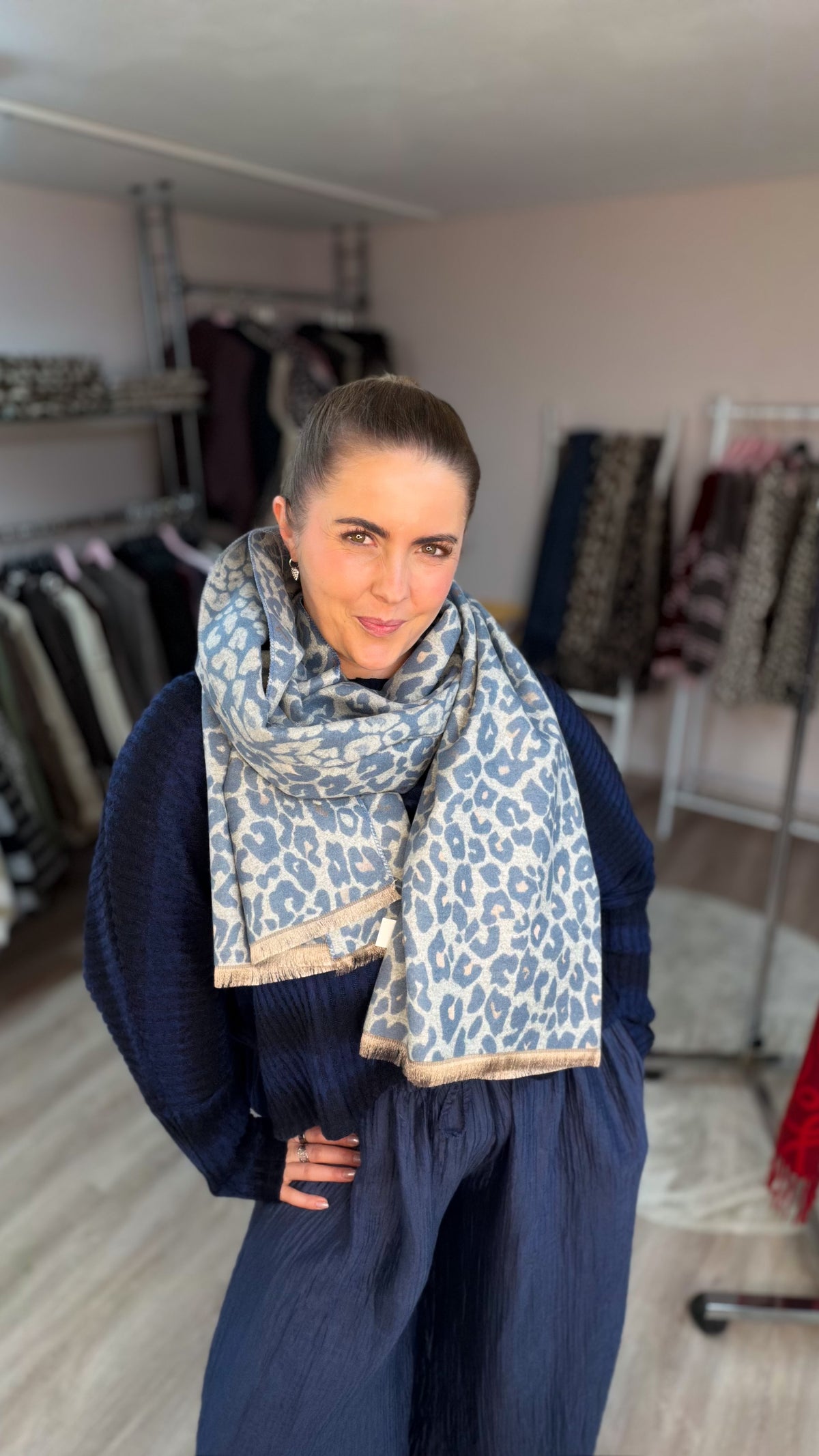 Schal im Leoprint hellblau