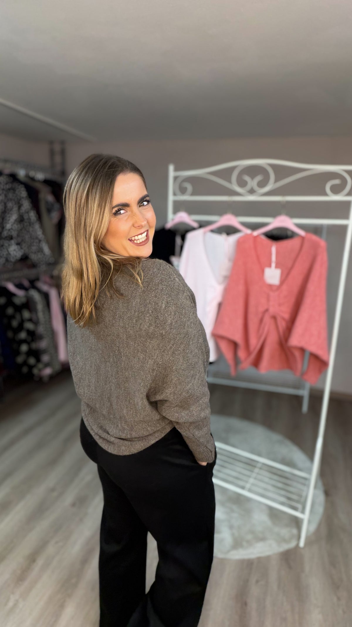 Pulli mit Knoten vorne in der Mitte (70487)