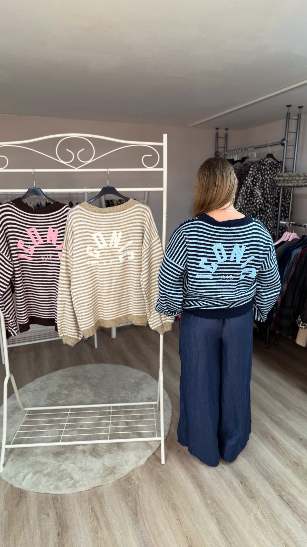 Pulli mit der Aufschrift iconic club (70499)