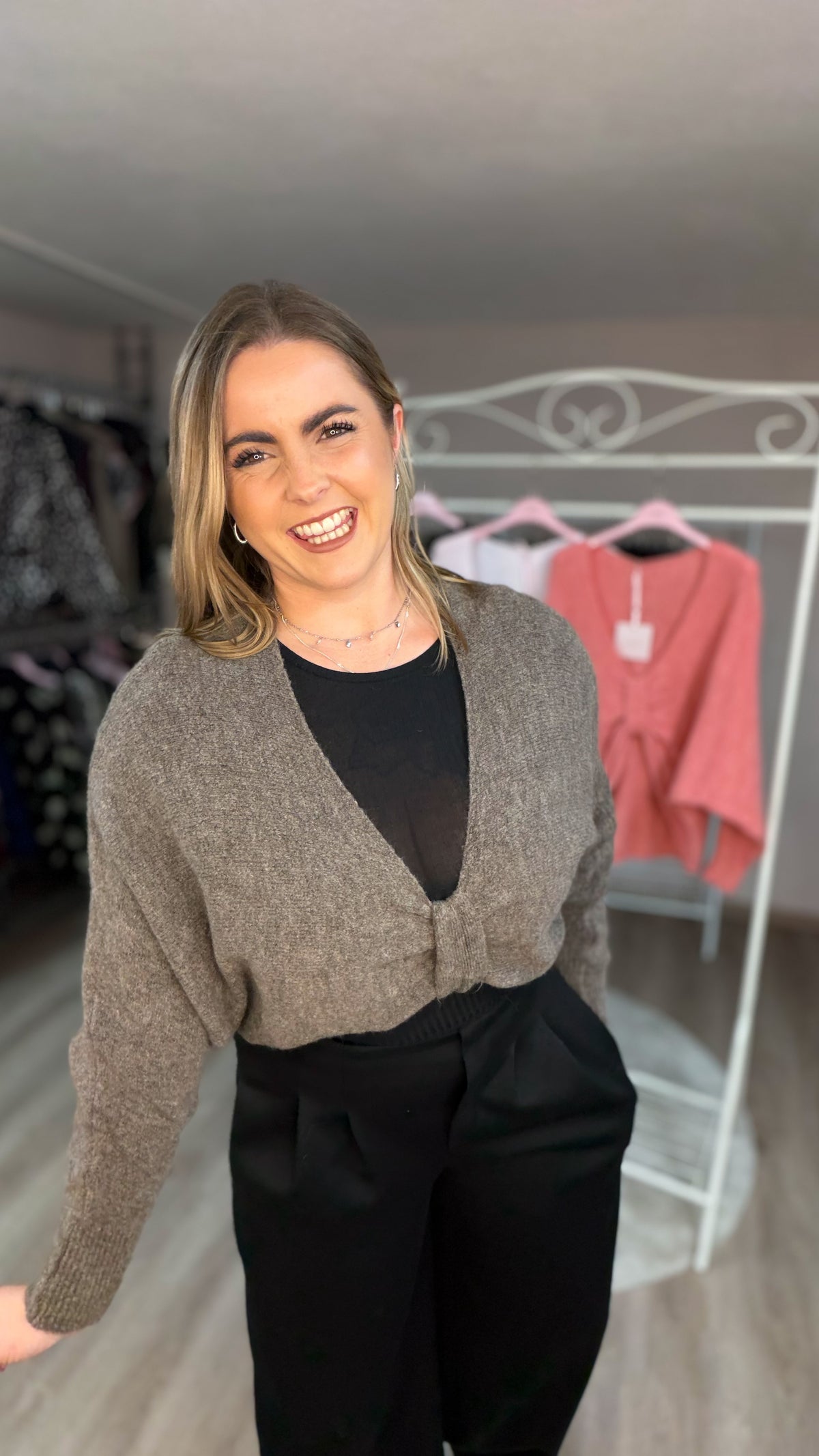 Pulli mit Knoten vorne in der Mitte (70487)