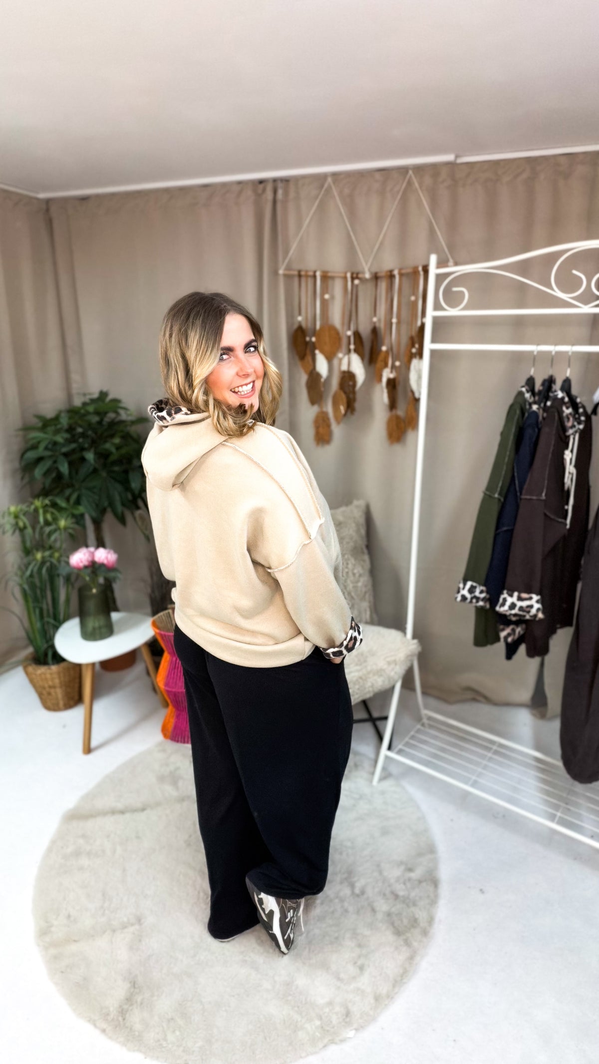Kapuzenpulli mit Leoprint Details von innen 70414