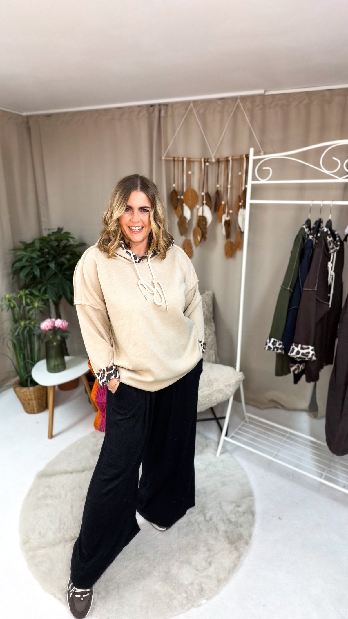 Kapuzenpulli mit Leoprint Details von innen 70414