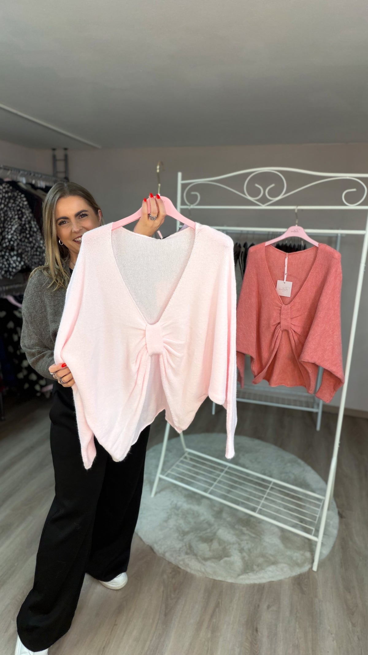 Pulli mit Knoten vorne in der Mitte (70487)