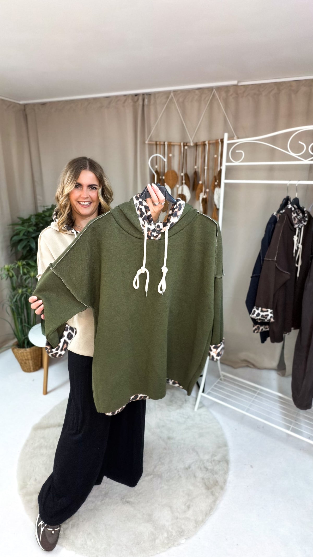 Kapuzenpulli mit Leoprint Details von innen 70414